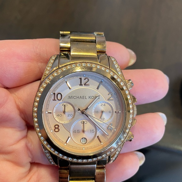 Michael Kors Rose Gold Watch - Picture 5 of 7